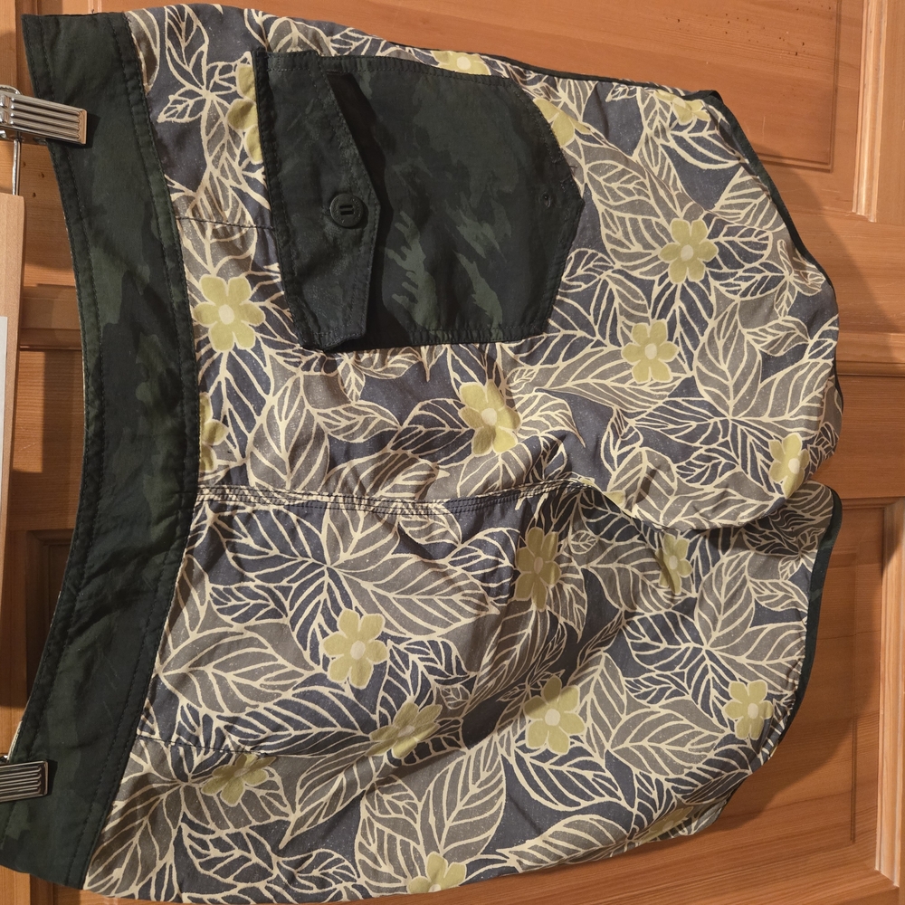 Patagonia Floral Green Men Board Shorts - Picture 5 of 6